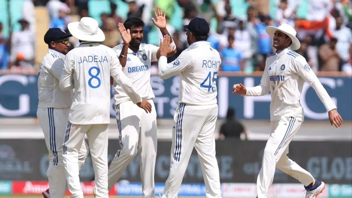 3rd Test: విజయానికి 135 పరుగుల దూరంలో టీమిండియా 3rd Test: విజయానికి 135 పరుగుల దూరంలో టీమిండియా