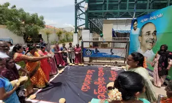 YSJAGAN HOME : జగన్ ఇంటి వద్ద గుమ్మడి కాయల తో దిష్టి తీసిన మహిళలు