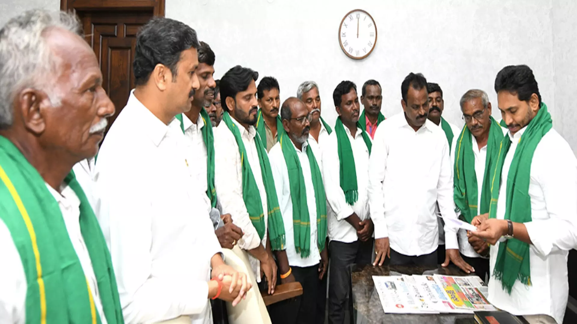 YS Jagan : మాజీ ముఖ్యమంత్రి వైఎస్.జగన్ ని కలసిన కరేడు గ్రామస్తులు YS Jagan : మాజీ ముఖ్యమంత్రి వైఎస్.జగన్ ని కలసిన కరేడు గ్రామస్తులు