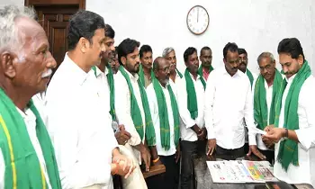 YS Jagan : మాజీ ముఖ్యమంత్రి వైఎస్‌.జగన్‌ ని కలసిన కరేడు గ్రామస్తులు