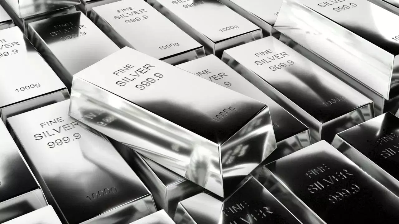 Gold Price : ఒక్క సారిగా పడిపోయిన బంగారం, వెండి ధరలు.. కారణం ఇదే Gold Price : ఒక్క సారిగా పడిపోయిన బంగారం, వెండి ధరలు.. కారణం ఇదే