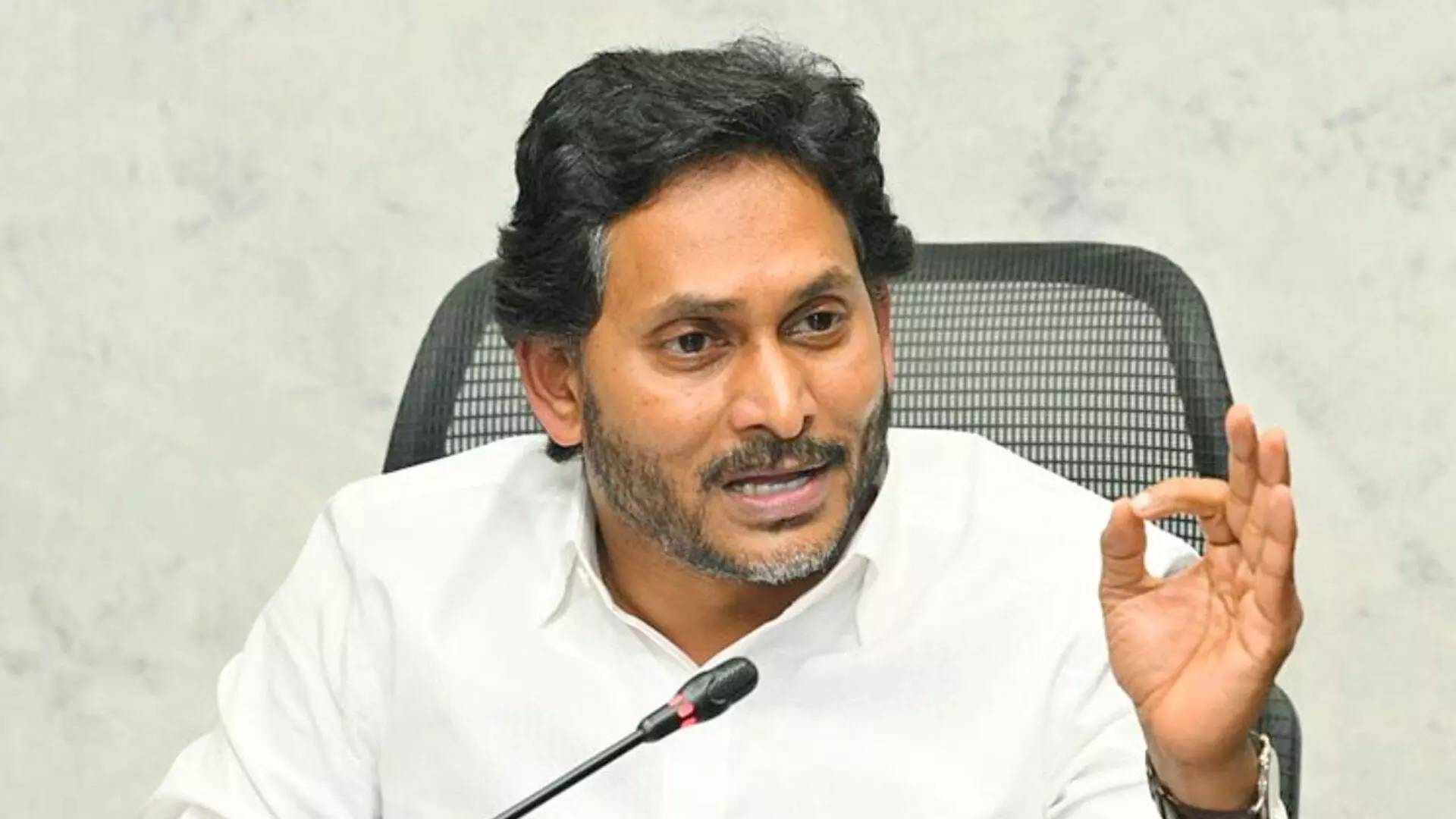 YS Jagan : చంద్రబాబు సర్కార్ రాష్ట్రంలో భయానక వాతావరణం సృష్టిస్తోంది YS Jagan : చంద్రబాబు సర్కార్ రాష్ట్రంలో భయానక వాతావరణం సృష్టిస్తోంది