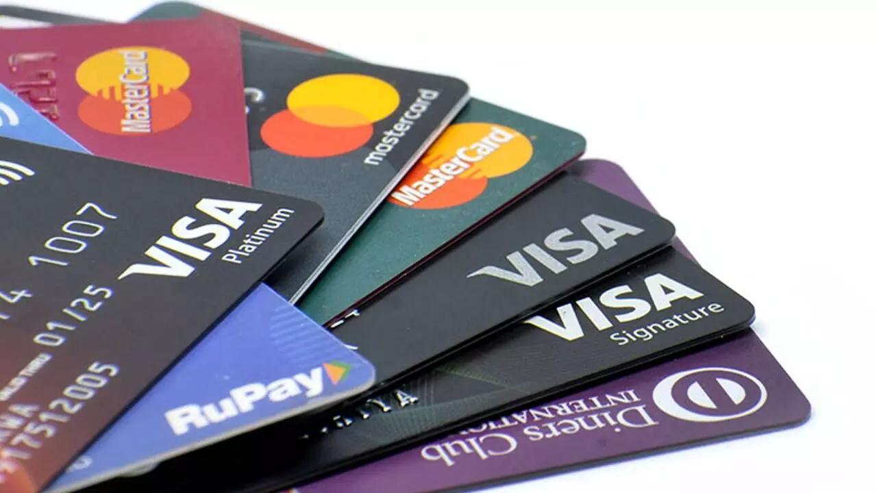 Credit Card : రూ.50,000 జీతం ఉన్నవాళ్ల జీవితాలన్నీ క్రెడిట్ కార్డుల మీదే ఆధారపడి ఉన్నాయా ? సర్వేలో షాకింగ్ విషయాలు Credit Card : రూ.50,000 జీతం ఉన్నవాళ్ల జీవితాలన్నీ క్రెడిట్ కార్డుల మీదే ఆధారపడి ఉన్నాయా ? సర్వేలో షాకింగ్ విషయాలు