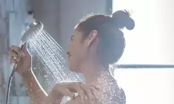 Bathing with Hot Water: వేడి నీళ్లతో స్నానం చేయడం మంచిదేనా?