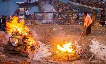 Kashi: కాశీలో ఈ నలుగురి మృతదేహాలను ఎట్టి పరిస్థితుల్లోనూ దహనం చేయరు.. ఎందుకంటే..? Kashi: కాశీలో ఈ నలుగురి మృతదేహాలను ఎట్టి పరిస్థితుల్లోనూ దహనం చేయరు.. ఎందుకంటే..?