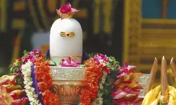Sravana Saturdays: జాతకంలో శని తొలగిపోవాలంటే.. శ్రావణ శనివారం నాడు వీటిని శివుడికి సమర్పించండి.