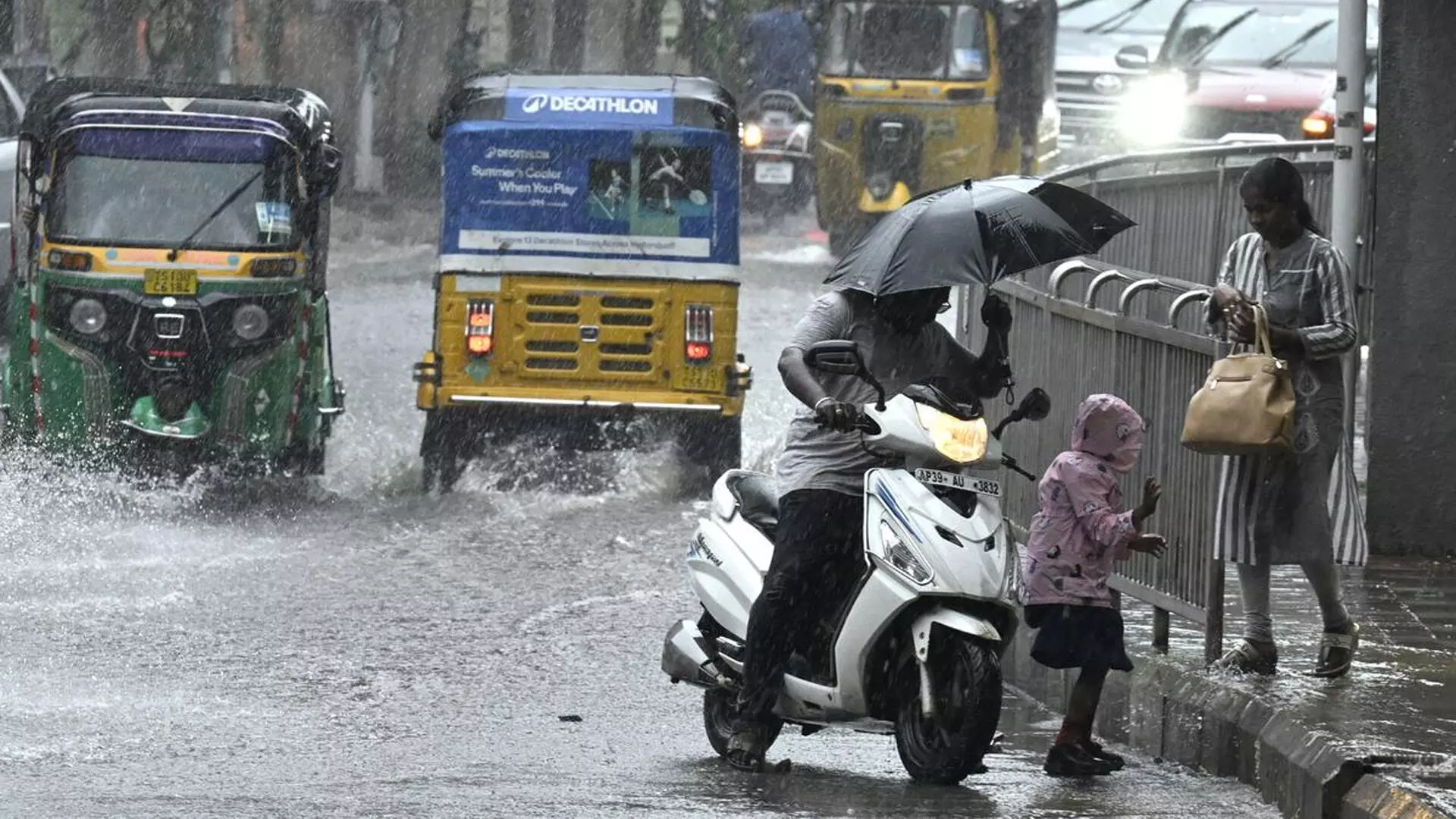 Heavy Rains : మరో మూడు రోజుల పాటు తెలుగు రాష్ట్రాల్లో భారీ వర్షాలు Heavy Rains : మరో మూడు రోజుల పాటు తెలుగు రాష్ట్రాల్లో భారీ వర్షాలు