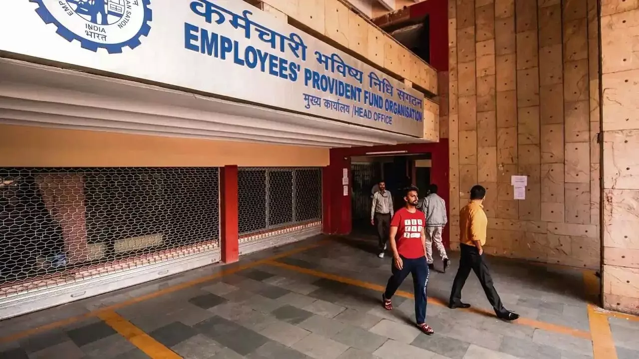 EPFO: గుడ్ న్యూస్.. పీఎఫ్ ఖాతాదారుడు మరణిస్తే కుటుంబానికి రూ.50,000 పరిహారం! EPFO: గుడ్ న్యూస్.. పీఎఫ్ ఖాతాదారుడు మరణిస్తే కుటుంబానికి రూ.50,000 పరిహారం!