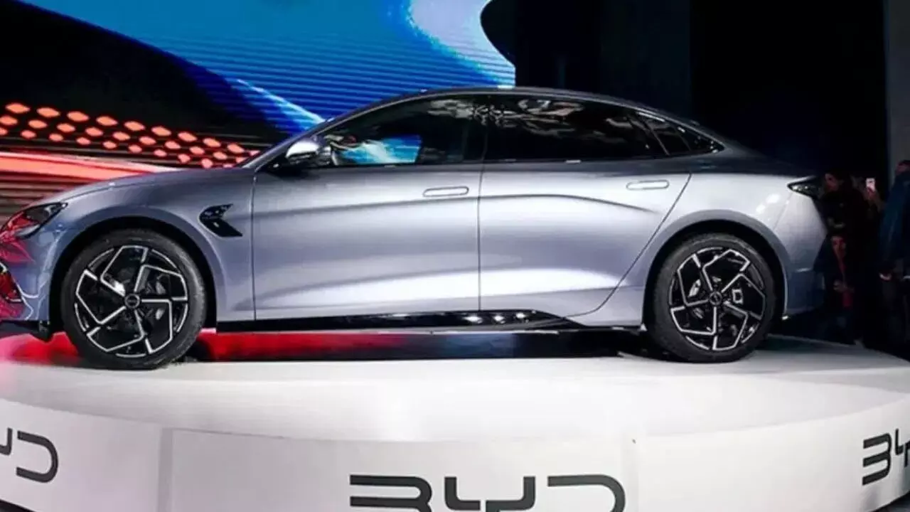 BYD : టెస్లాను వెనక్కినెట్టి రికార్డు క్రియేట్ చేసిన BYD BYD : టెస్లాను వెనక్కినెట్టి రికార్డు క్రియేట్ చేసిన BYD