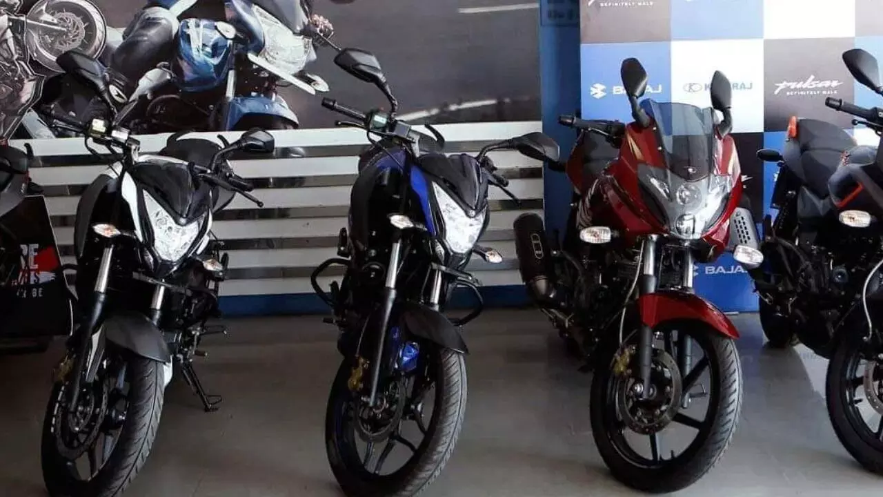 Hero Splendor : అపాచీ, పల్సర్లను వెనక్కి నెట్టి సేల్స్లో నంబర్ 1గా నిలిచిన చవకైన బైక్ Hero Splendor : అపాచీ, పల్సర్లను వెనక్కి నెట్టి సేల్స్లో నంబర్ 1గా నిలిచిన చవకైన బైక్