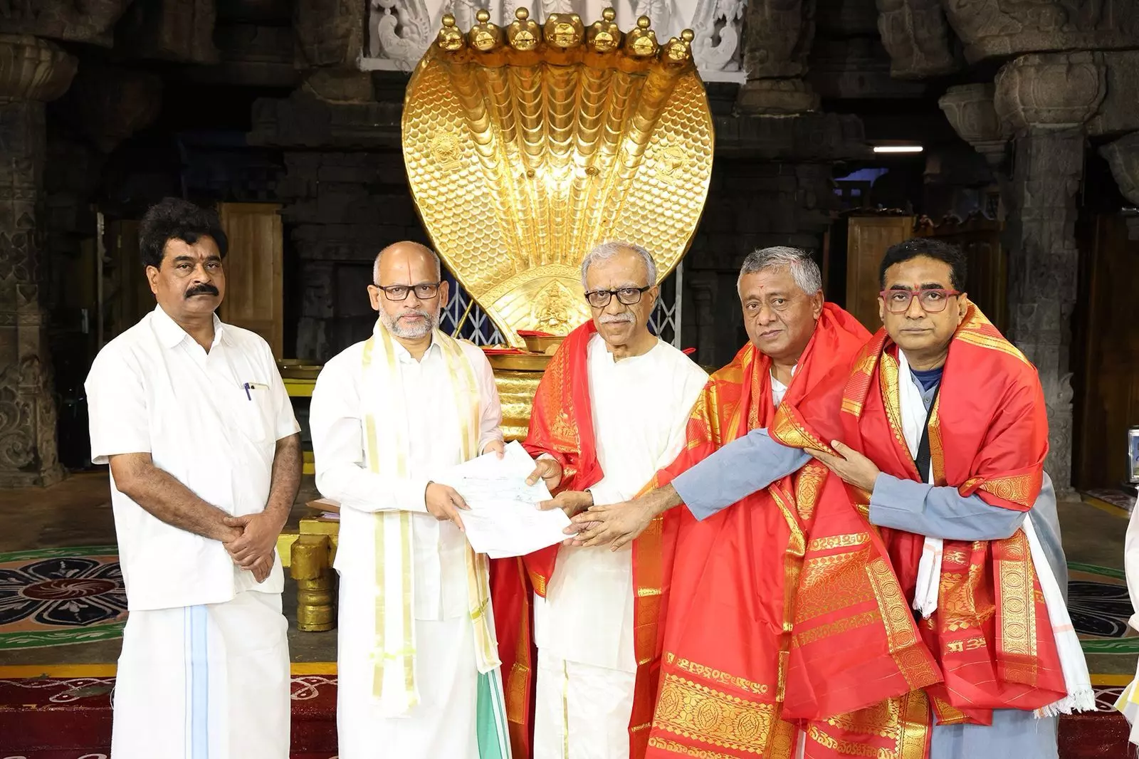 Tirumala : శ్రీవారిపై అచంచలమైన భక్తిని చాటుకున్న మాజీ ఐఆర్ఎస్ అధికారి Tirumala : శ్రీవారిపై అచంచలమైన భక్తిని చాటుకున్న మాజీ ఐఆర్ఎస్ అధికారి