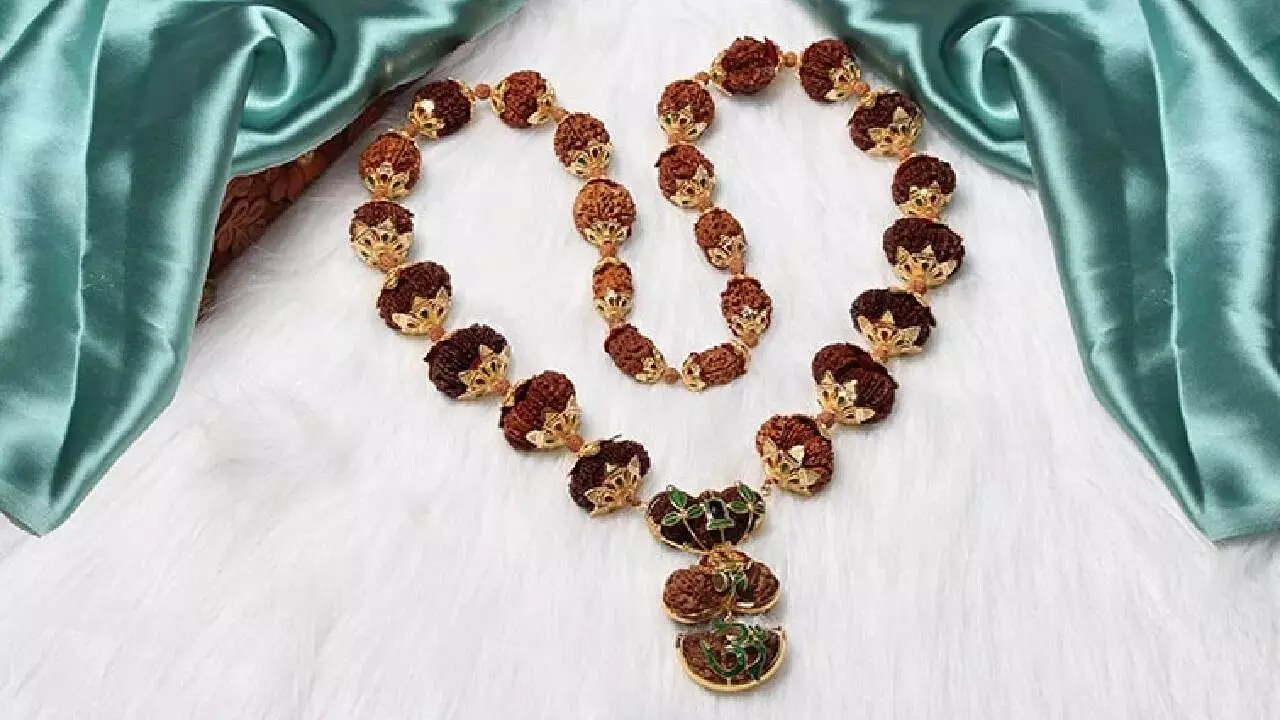 Wearing Rudraksha for the First Time: మీరు మొదటిసారి రుద్రాక్ష ధరిస్తున్నారా? వీటిని తప్పక గుర్తుపెట్టుకోండి Wearing Rudraksha for the First Time: మీరు మొదటిసారి రుద్రాక్ష ధరిస్తున్నారా? వీటిని తప్పక గుర్తుపెట్టుకోండి