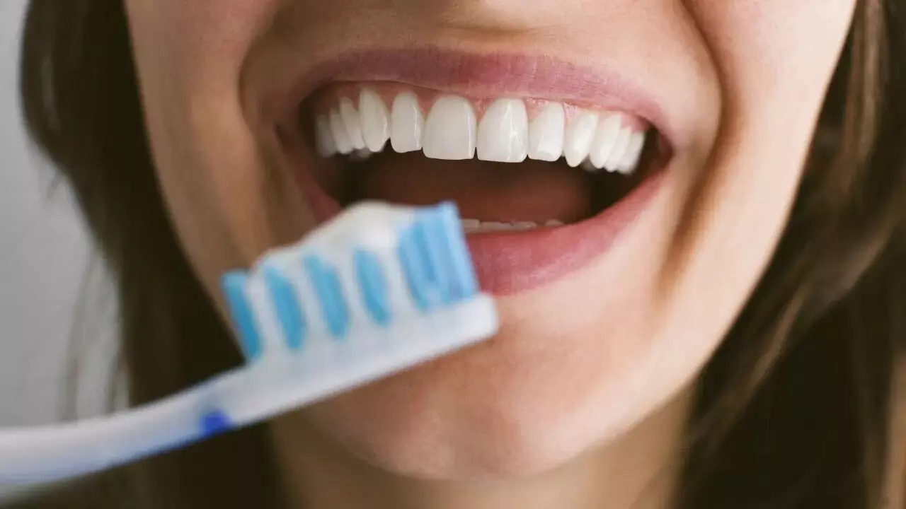 Brushing: బ్రెష్ చేసుకుంటే పళ్లు సేఫ్గా ఉన్నట్లేనా? ఇవి కూడా చెక్ చేసుకోవాలి Brushing: బ్రెష్ చేసుకుంటే పళ్లు సేఫ్గా ఉన్నట్లేనా? ఇవి కూడా చెక్ చేసుకోవాలి