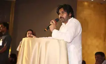 Pawan Kalyans Strong Comments: ఇలాంటి తాటాకు చప్పుళ్లకు భయపడ..కాకా రేపుతోన్న పవన్ కామెంట్స్ Pawan Kalyans Strong Comments: ఇలాంటి తాటాకు చప్పుళ్లకు భయపడ..కాకా రేపుతోన్న పవన్ కామెంట్స్