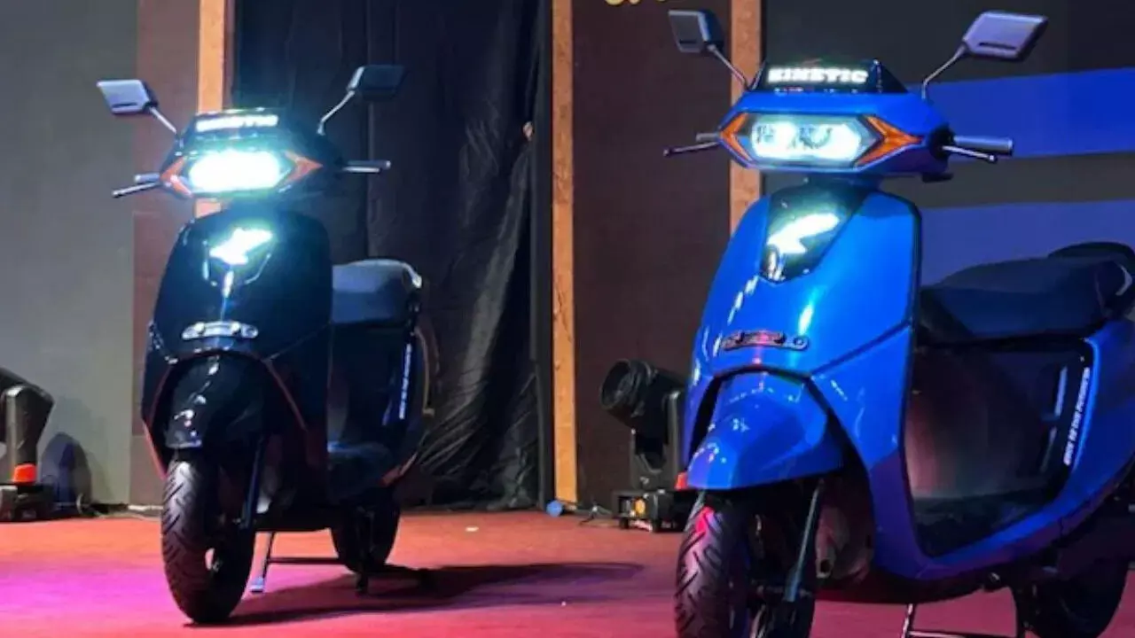 Kinetic DX : ఈ స్కూటర్ కొంటే 9 ఏళ్లు నో టెన్షన్.. కేవలం రూ. 1,000కే బుకింగ్ Kinetic DX : ఈ స్కూటర్ కొంటే 9 ఏళ్లు నో టెన్షన్.. కేవలం రూ. 1,000కే బుకింగ్