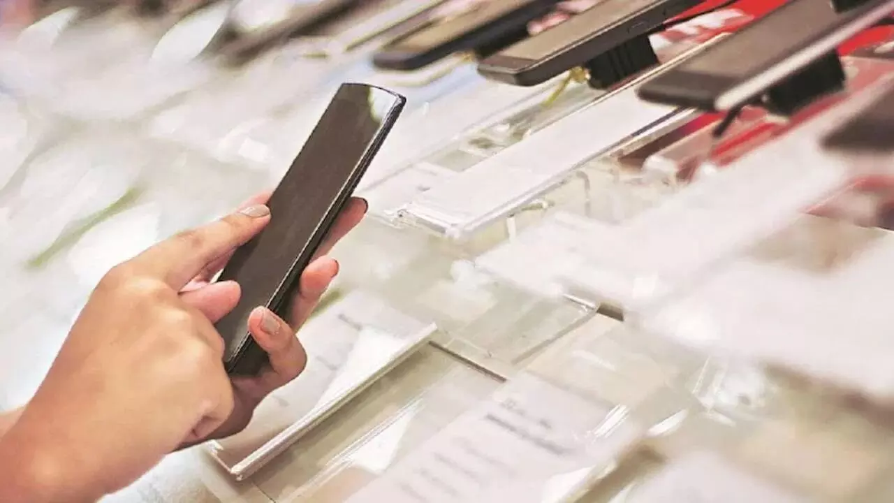 Smartphone : చైనాకు షాక్.. స్మార్ట్ ఫోన్ల ఎగుమతుల్లో డ్రాగన్ కంట్రీని అధిగమించిన భారత్ Smartphone : చైనాకు షాక్.. స్మార్ట్ ఫోన్ల ఎగుమతుల్లో డ్రాగన్ కంట్రీని అధిగమించిన భారత్