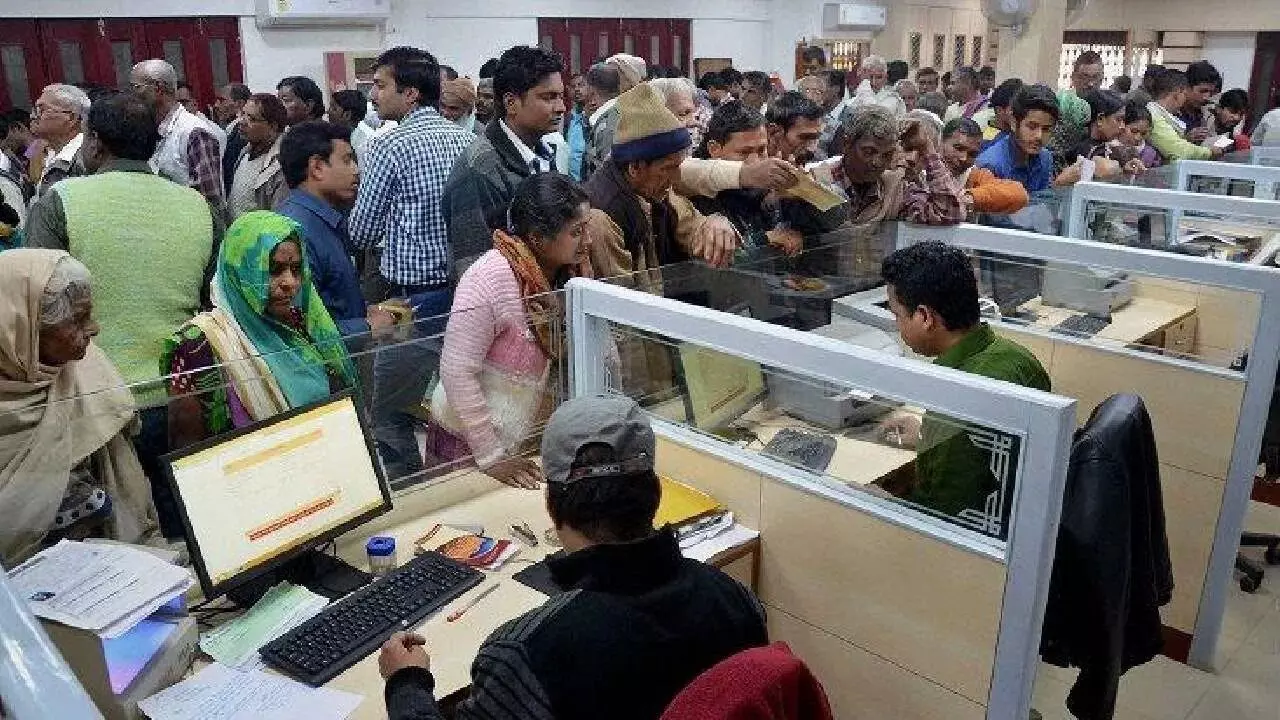 Bank : ఆర్బీఐ కఠిన నిబంధనలు.. బ్యాంకు సిబ్బంది దురుసుగా ప్రవర్తిస్తే ఏం చేయాలి? Bank : ఆర్బీఐ కఠిన నిబంధనలు.. బ్యాంకు సిబ్బంది దురుసుగా ప్రవర్తిస్తే ఏం చేయాలి?