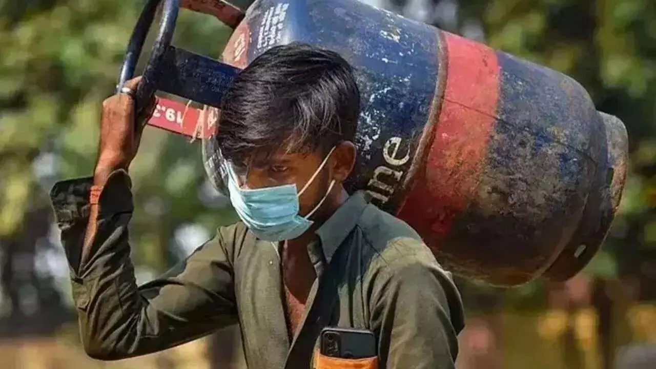 Gas Cylinder : సామాన్యులకు గుడ్ న్యూస్.. వరుసగా ఐదో నెల తగ్గిన సిలిండర్ ధరలు Gas Cylinder : సామాన్యులకు గుడ్ న్యూస్.. వరుసగా ఐదో నెల తగ్గిన సిలిండర్ ధరలు