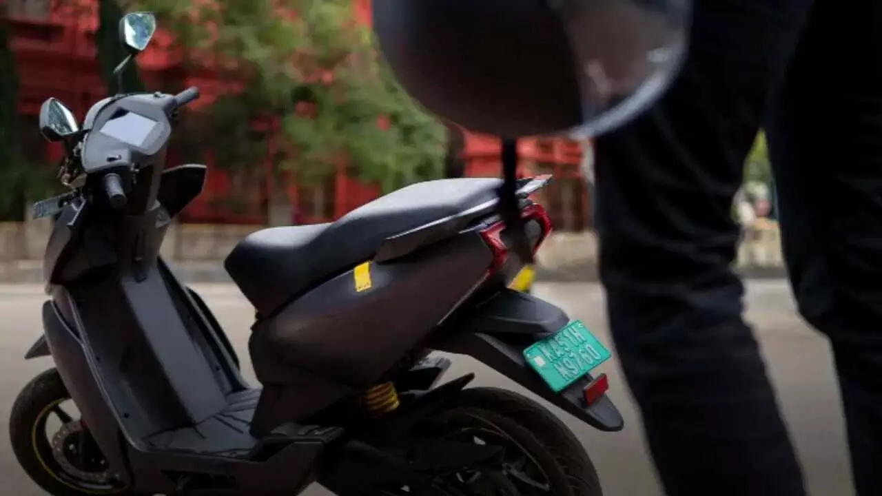 Ather 450S : ఓలాకు షాక్.. పెద్ద బ్యాటరీ, ఎక్కువ రేంజ్ తో ఏథర్ కొత్త స్కూటర్ Ather 450S : ఓలాకు షాక్.. పెద్ద బ్యాటరీ, ఎక్కువ రేంజ్ తో ఏథర్ కొత్త స్కూటర్