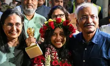 Grand Welcome for Divya: నాగ్ పూర్ లో దివ్యకు గ్రాండ్ వెల్కమ్.. Grand Welcome for Divya: నాగ్ పూర్ లో దివ్యకు గ్రాండ్ వెల్కమ్..
