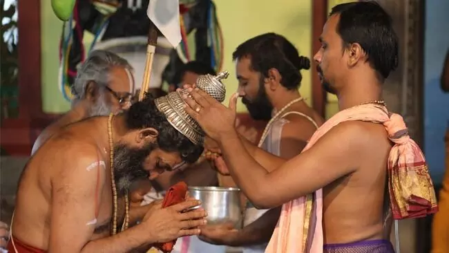 Shathagopam: శఠగోపం అంటే ఏమిటి.. ఎందుకు పెడతారు? Shathagopam: శఠగోపం అంటే ఏమిటి.. ఎందుకు పెడతారు?