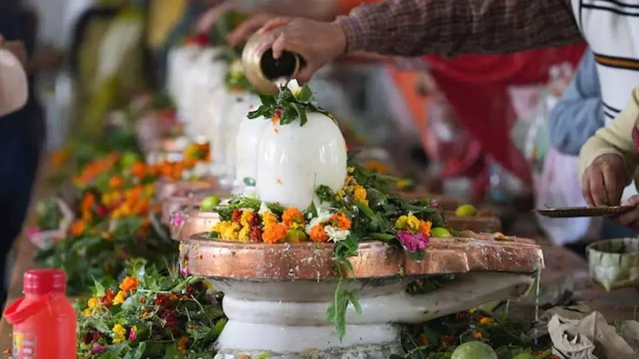 Jalabhishekam to Lord Shiva: శివుడికి జలాభిషేకం చేస్తున్నారా..? ఈ రహస్యాలను మర్చిపోకండి.. Jalabhishekam to Lord Shiva: శివుడికి జలాభిషేకం చేస్తున్నారా..? ఈ రహస్యాలను మర్చిపోకండి..