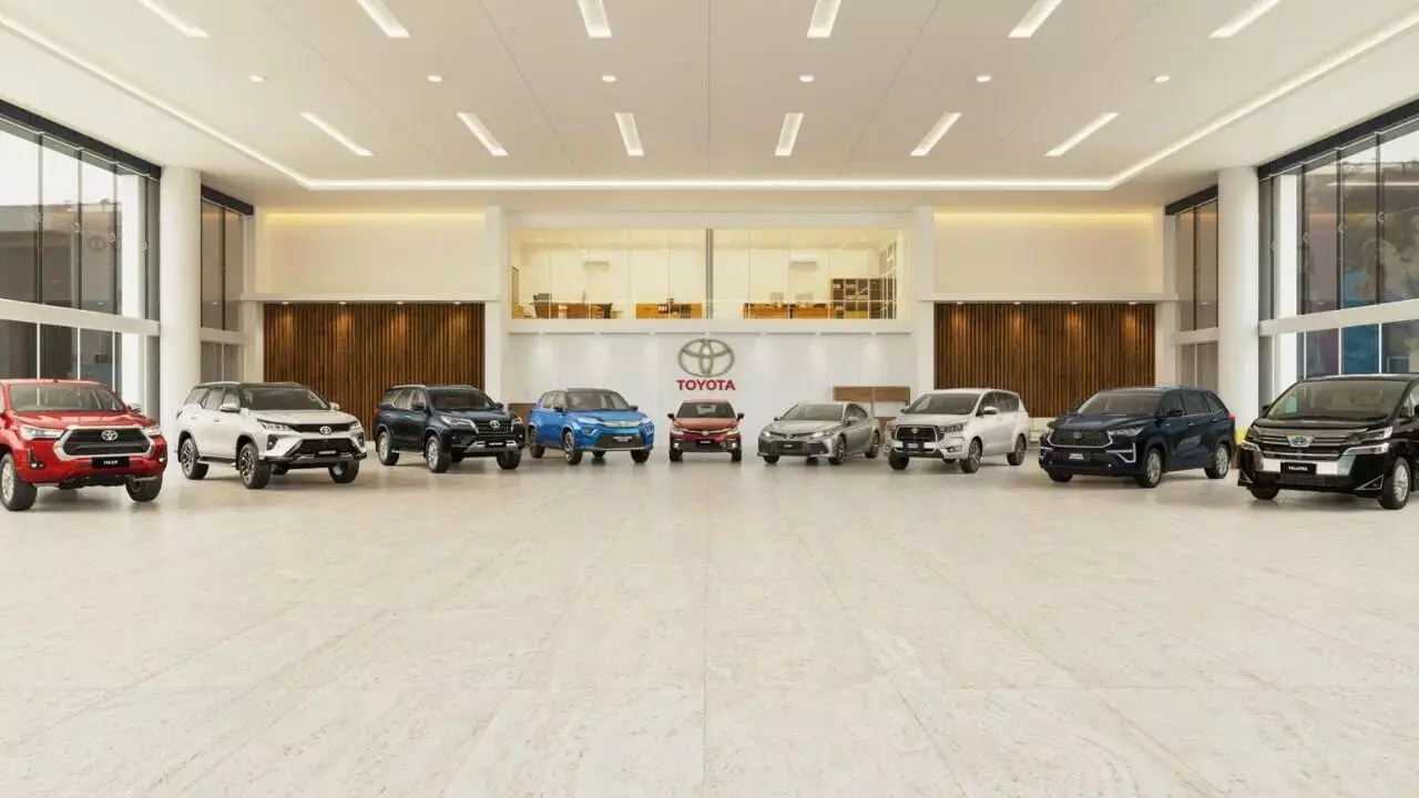 Toyota : సెలబ్రిలు మెచ్చిన కారు.. ఇది రోడ్డు మీద వెళ్తుంటే అందరి చూపు మీమీదే Toyota : సెలబ్రిలు మెచ్చిన కారు.. ఇది రోడ్డు మీద వెళ్తుంటే అందరి చూపు మీమీదే