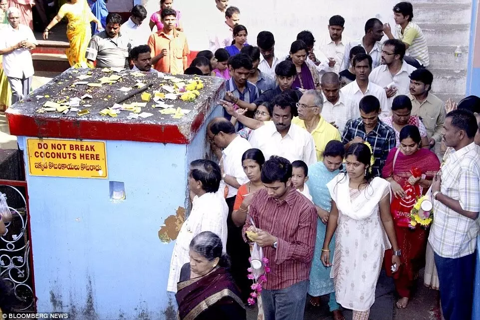 Secret Behind Circumambulations in Temples: గుడిలో చేసే ప్రదక్షిణల వెనుకున్న రహస్యం తెలుసా? Secret Behind Circumambulations in Temples: గుడిలో చేసే ప్రదక్షిణల వెనుకున్న రహస్యం తెలుసా?