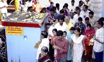 Secret Behind Circumambulations in Temples: గుడిలో చేసే ప్రదక్షిణల వెనుకున్న రహస్యం తెలుసా? Secret Behind Circumambulations in Temples: గుడిలో చేసే ప్రదక్షిణల వెనుకున్న రహస్యం తెలుసా?