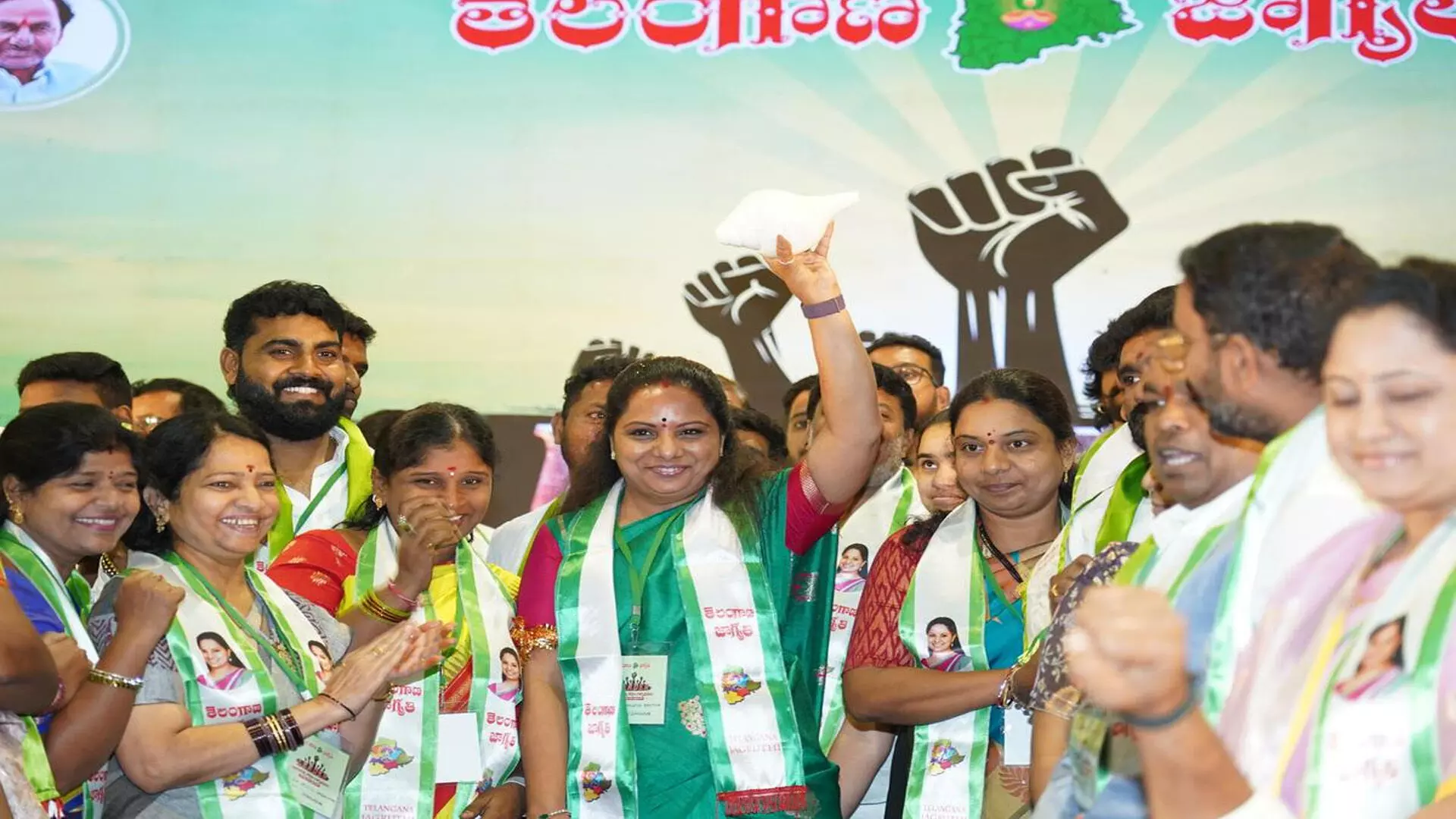 MLC Kavita : బీసీ రాజర్వేషన్ల సాధనకు అఖిల పక్షాన్ని ఢిల్లీకి తీసుకువెళ్లాలి MLC Kavita : బీసీ రాజర్వేషన్ల సాధనకు అఖిల పక్షాన్ని ఢిల్లీకి తీసుకువెళ్లాలి