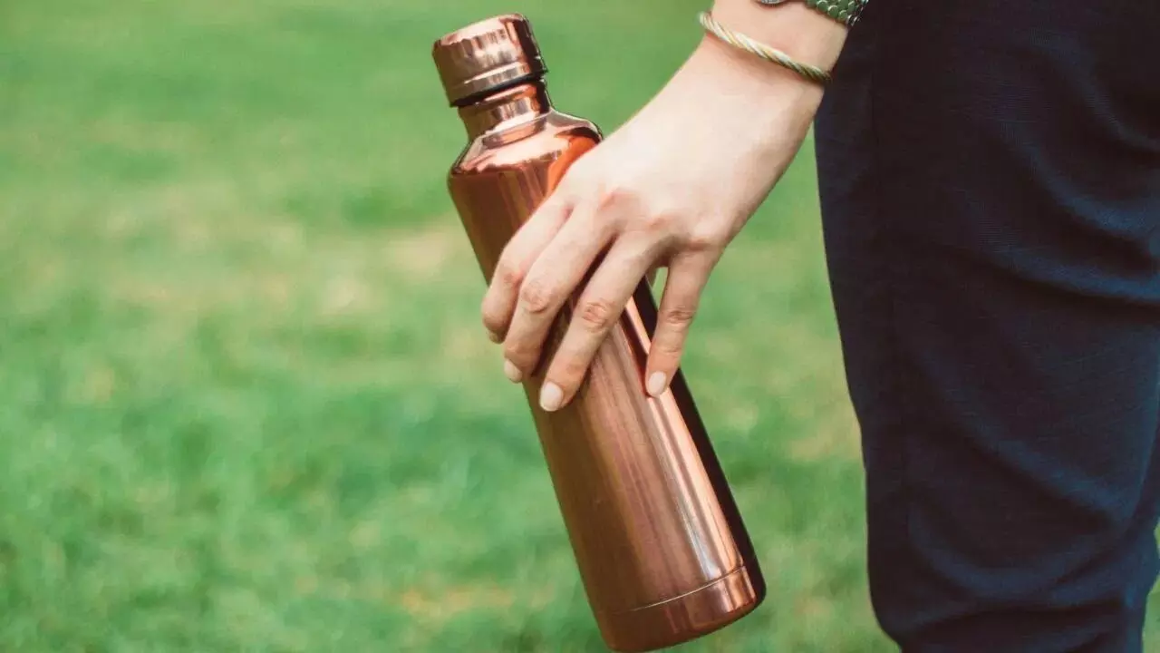 Copper Vessel: రాగి సీసాలో నీరు తాగుతున్నారా..? ఈ తప్పులు అస్సలు చేయొద్దు Copper Vessel: రాగి సీసాలో నీరు తాగుతున్నారా..? ఈ తప్పులు అస్సలు చేయొద్దు