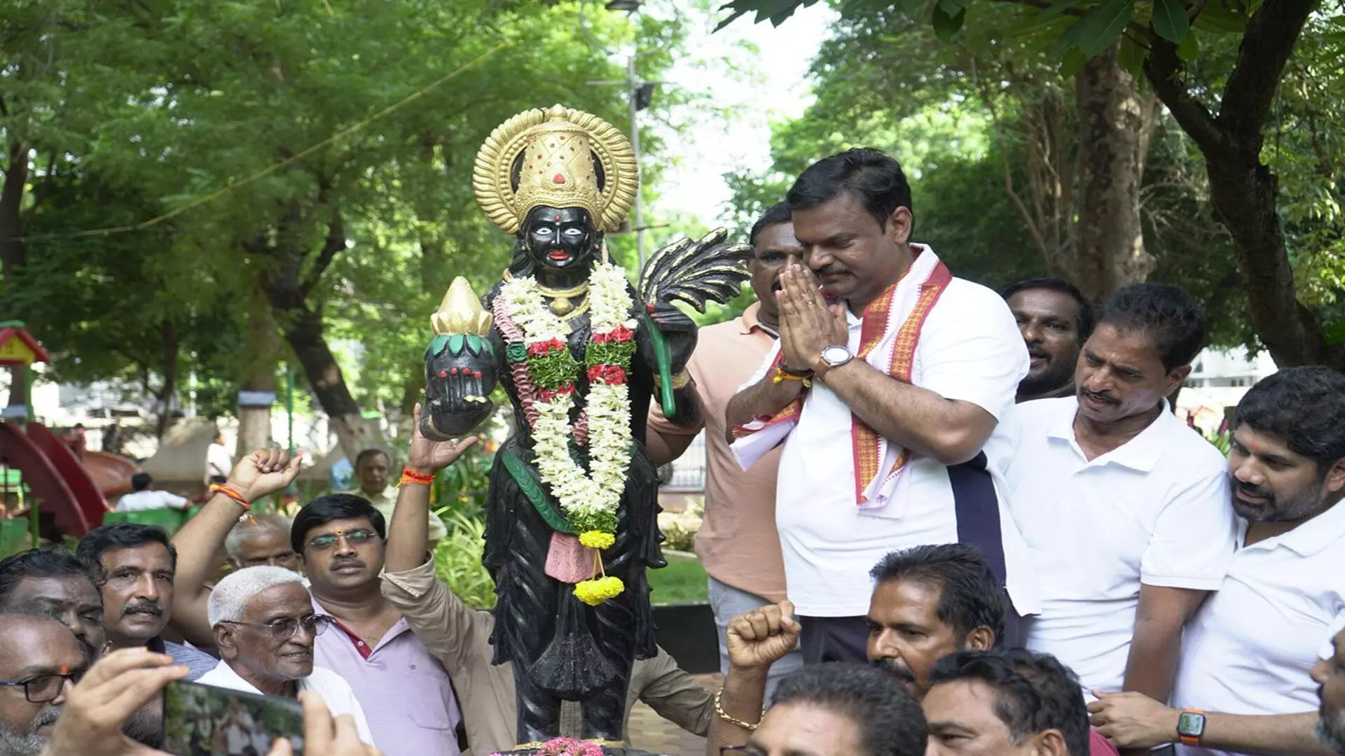 AP BJP Chief Madhav : ట్రంప్ విధానాలు ప్రపంచ దేశాలను అల్లాడిస్తున్నాయి AP BJP Chief Madhav : ట్రంప్ విధానాలు ప్రపంచ దేశాలను అల్లాడిస్తున్నాయి