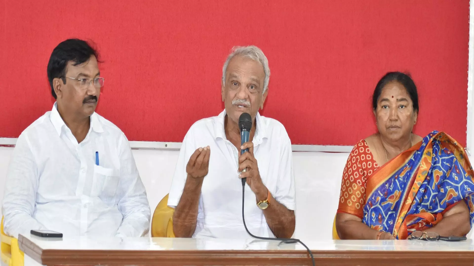 CPI Narayana : సినీ రంగ కార్మికుల వేతనాలు పెంచాల్సిందే CPI Narayana : సినీ రంగ కార్మికుల వేతనాలు పెంచాల్సిందే