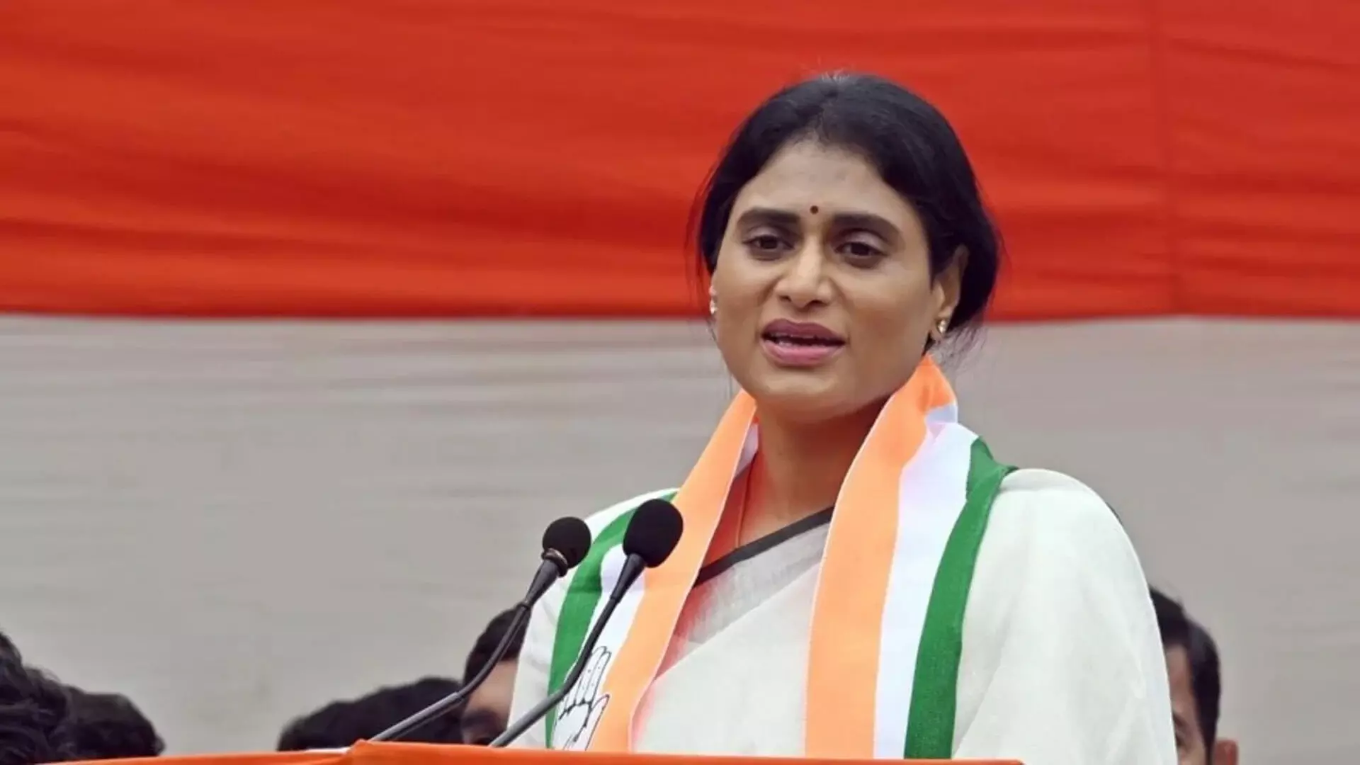 YSsahrmila : వైసీపీపై కోపాన్ని వైఎస్ఆర్ విగ్రహాలపై ఎందుకు చూపిస్తున్నారు YSsahrmila : వైసీపీపై కోపాన్ని వైఎస్ఆర్ విగ్రహాలపై ఎందుకు చూపిస్తున్నారు