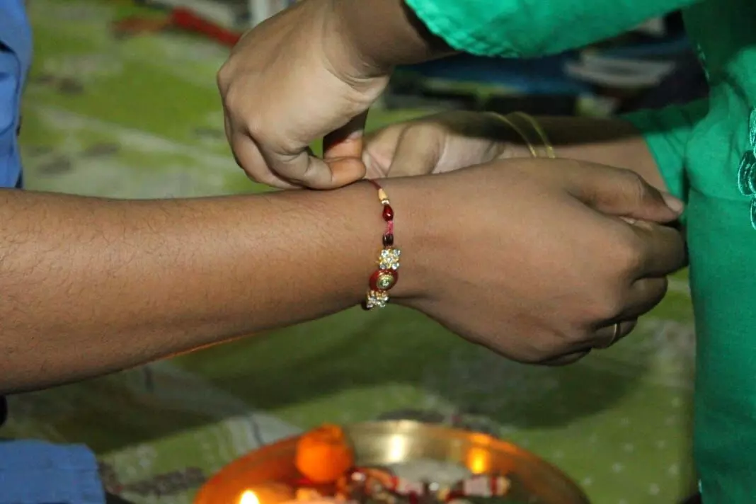 Tying Rakhi: రాఖీ కడుతున్నారా.. ఎన్ని ముళ్ళు వేయాలంటే? Tying Rakhi: రాఖీ కడుతున్నారా.. ఎన్ని ముళ్ళు వేయాలంటే?