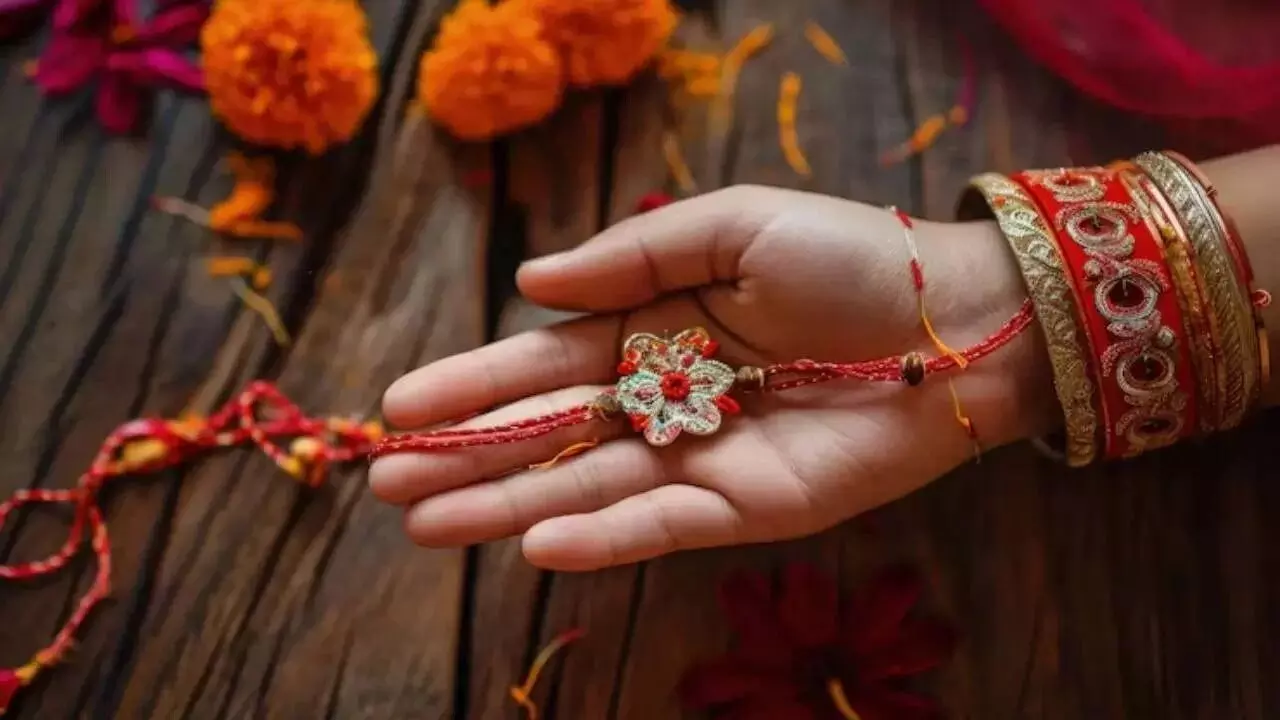 Tying Rakhi: రాఖీ కట్టేటప్పుడు ఈ తప్పులు అస్సలు చేయకండి. Tying Rakhi: రాఖీ కట్టేటప్పుడు ఈ తప్పులు అస్సలు చేయకండి.