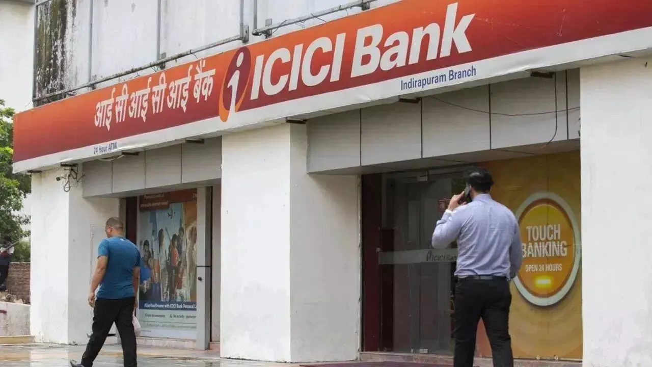 ICICI : సామాన్యుడికి దూరమైన ఐసీఐసీఐ బ్యాంక్.. అకౌంట్ కావాలంటే రూ.50వేలు ఉండాల్సిందే ICICI : సామాన్యుడికి దూరమైన ఐసీఐసీఐ బ్యాంక్.. అకౌంట్ కావాలంటే రూ.50వేలు ఉండాల్సిందే