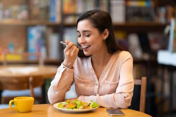 Eating Slowly vs Eating Quickly: నెమ్మదిగా తినడం vs త్వరగా తినడం ... ఆరోగ్యానికి ఏది మంచిది? Eating Slowly vs Eating Quickly: నెమ్మదిగా తినడం vs త్వరగా తినడం ... ఆరోగ్యానికి ఏది మంచిది?