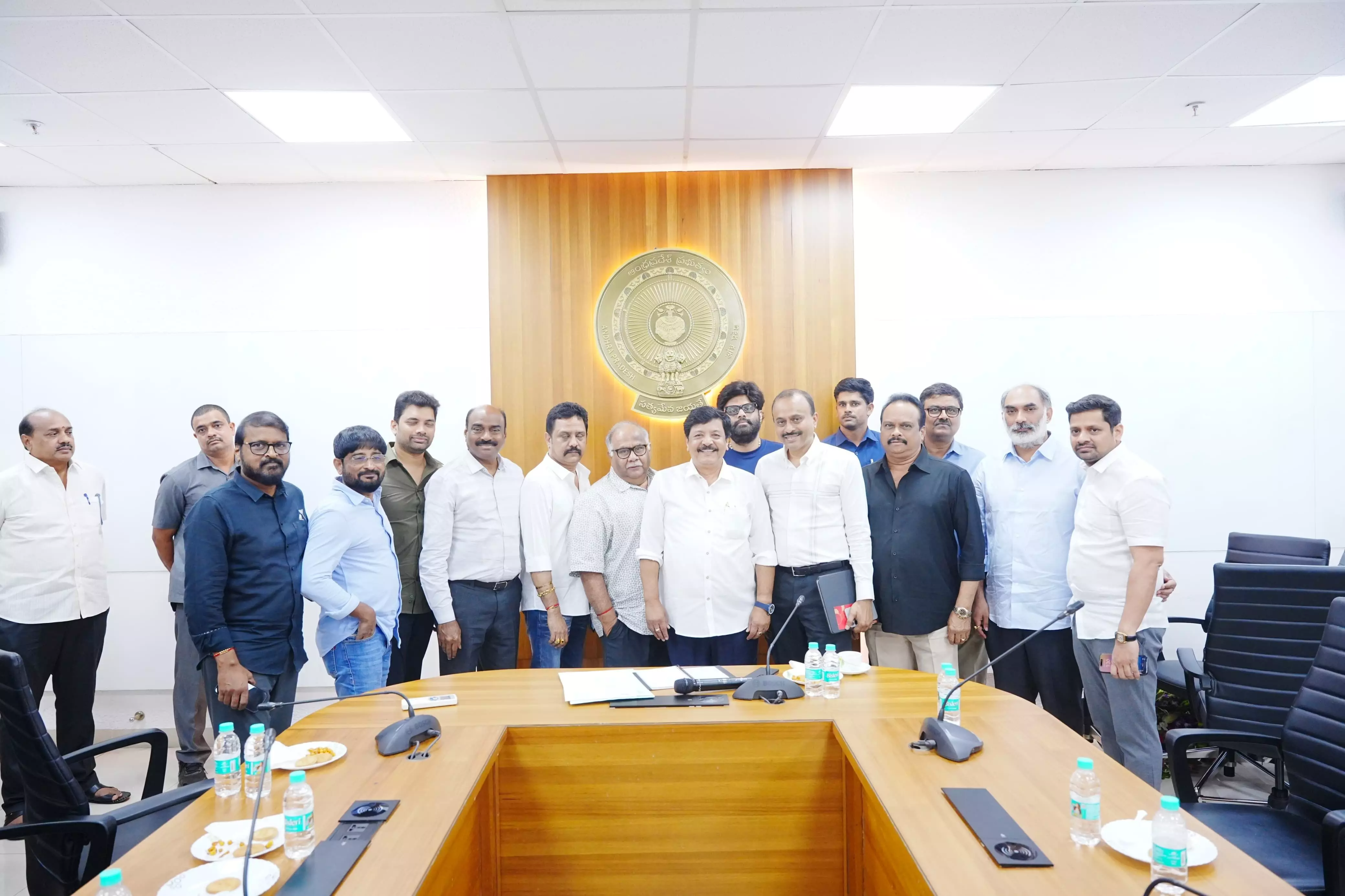 Tollywood : ఏపీ సినిమాటోగ్రఫీ మంత్రి కందుల దుర్గేష్తో సినీ నిర్మాతల భేటీ Tollywood : ఏపీ సినిమాటోగ్రఫీ మంత్రి కందుల దుర్గేష్తో సినీ నిర్మాతల భేటీ