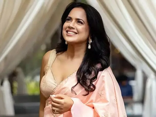 Actress Sameera Reddy: 13 ఏళ్ల తర్వాత రీ ఎంట్రీ ఇస్తోన్న ఎన్టీఆర్ హీరోయిన్ Actress Sameera Reddy: 13 ఏళ్ల తర్వాత రీ ఎంట్రీ ఇస్తోన్న ఎన్టీఆర్ హీరోయిన్