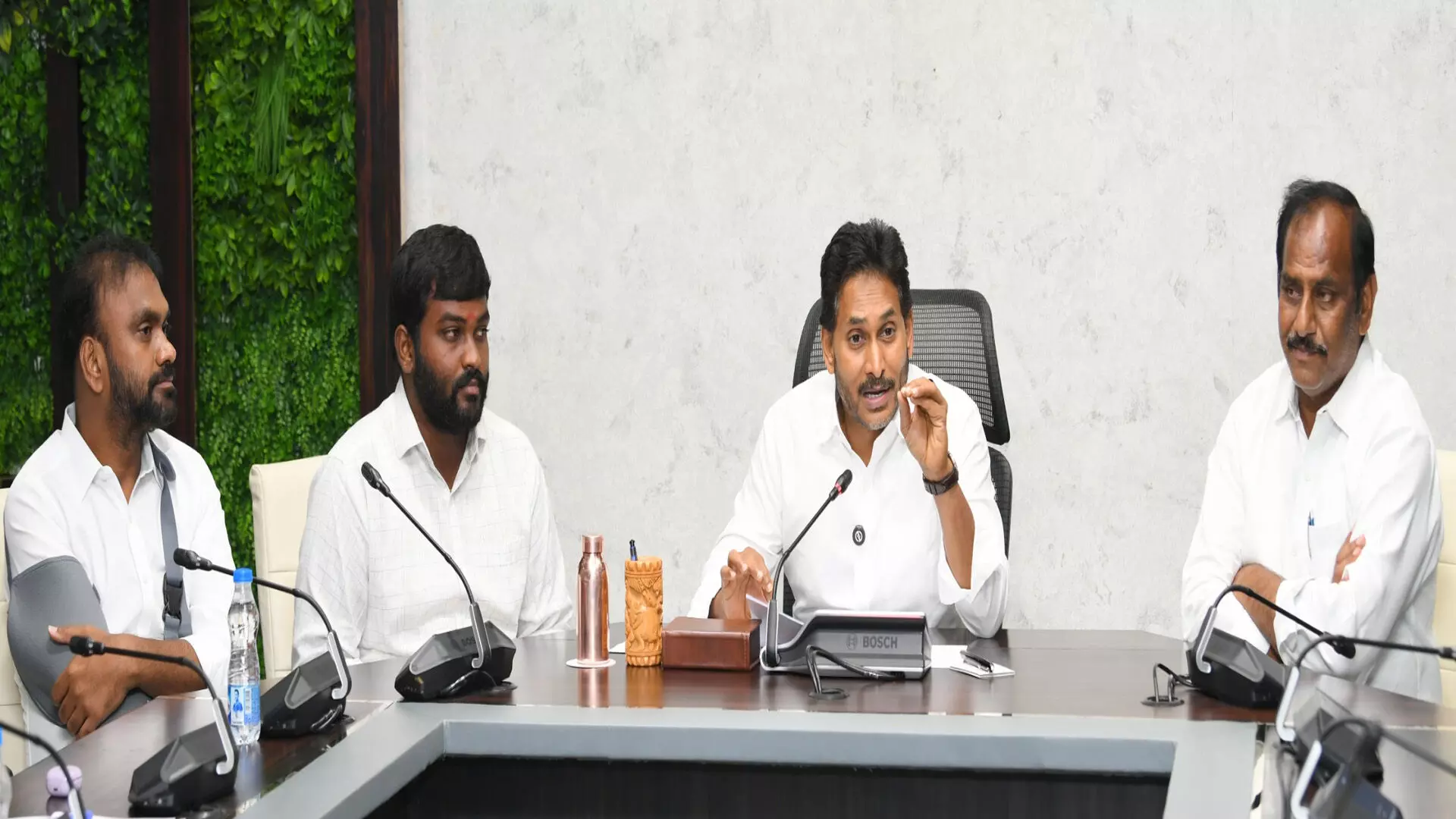 YS Jaganmohan Reddy : చంద్రబాబు ప్రభుత్వం ప్రజాస్వామ్యాన్ని కాలరాస్తోంది YS Jaganmohan Reddy : చంద్రబాబు ప్రభుత్వం ప్రజాస్వామ్యాన్ని కాలరాస్తోంది