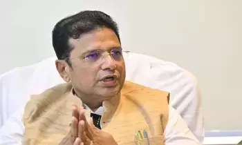 Duddilla Sridhar Babu : అభివద్ధి విషయంలో కూడా కేంద్రం రాజకీయ నిర్ణయాలు