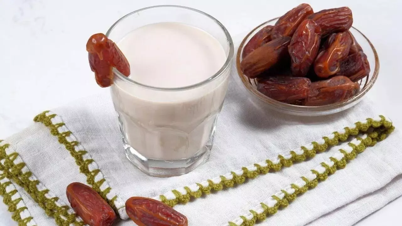 Milk and Dates Combo: పాలు-ఖర్జూరం కలిపి తాగితే ఎన్నో ఆరోగ్య ప్రయోజనాలు Milk and Dates Combo: పాలు-ఖర్జూరం కలిపి తాగితే ఎన్నో ఆరోగ్య ప్రయోజనాలు