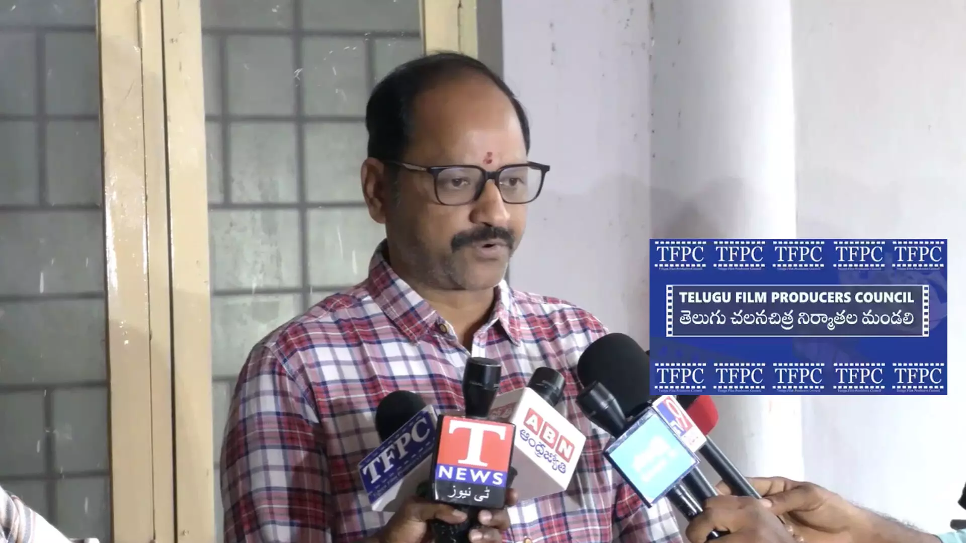 సంప్రదింపుల పేరుతో నిర్మాతలు కాలయాపన చేస్తున్నారు సంప్రదింపుల పేరుతో నిర్మాతలు కాలయాపన చేస్తున్నారు