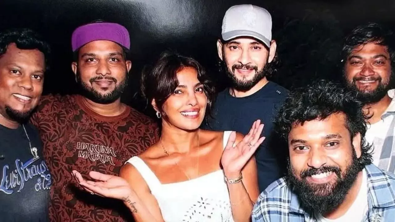 Mahesh and Priyankas Leaked Photo: మహేశ్, ప్రియాంక ఫొటో లీక్.. సోషల్ మీడియాలో వైరల్ Mahesh and Priyankas Leaked Photo: మహేశ్, ప్రియాంక ఫొటో లీక్.. సోషల్ మీడియాలో వైరల్