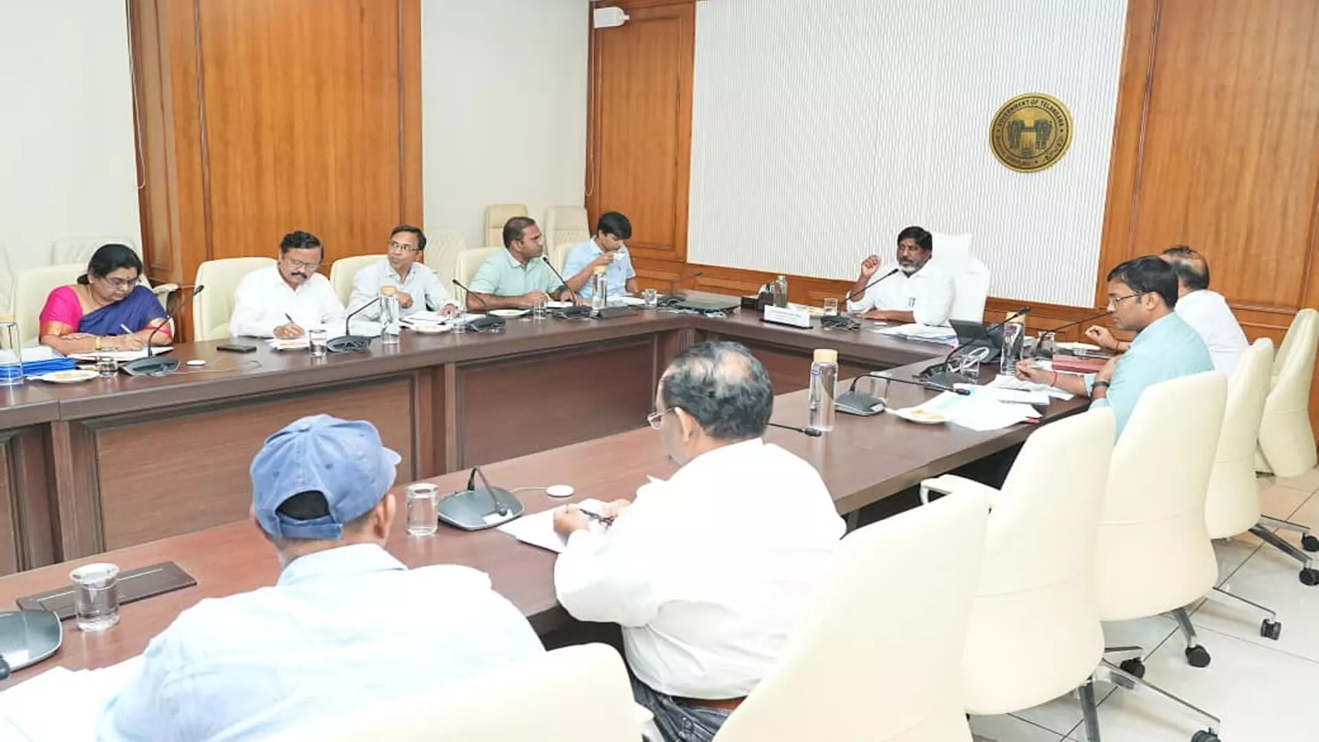 విద్యుత్ స్తంభాలపై కేబుల్ వైర్లను తక్షణం తొలగించండి విద్యుత్ స్తంభాలపై కేబుల్ వైర్లను తక్షణం తొలగించండి