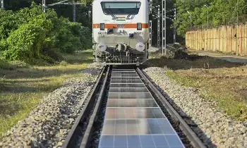 Indian Railways : రైల్వే ట్రాక్‌లపై సోలార్ ప్యానెల్స్.. భారత రైల్వేల సరికొత్త ప్రయోగం