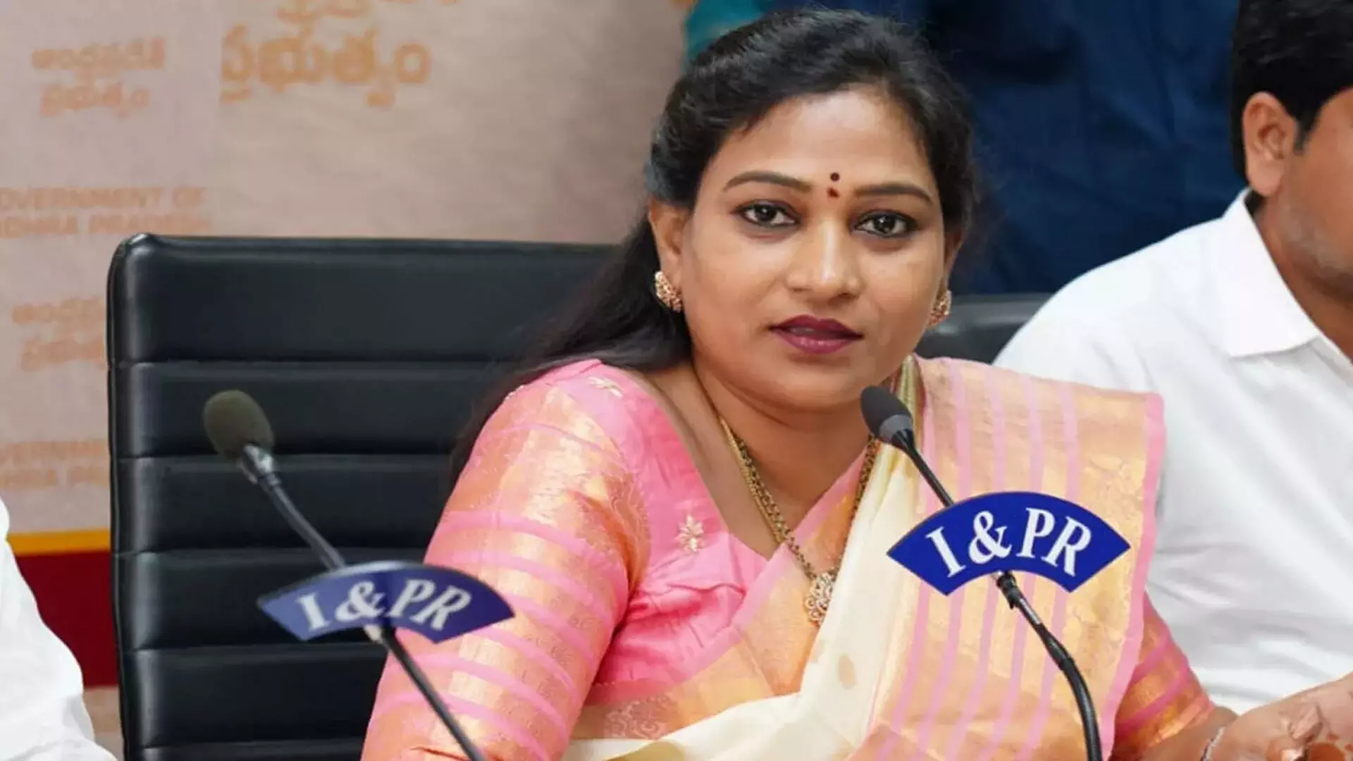 Vangalapudi Anita : సోషల్ మీడియాలో అసత్య ప్రచారాలు చేసేవారిపై కఠిన చర్యలు Vangalapudi Anita : సోషల్ మీడియాలో అసత్య ప్రచారాలు చేసేవారిపై కఠిన చర్యలు