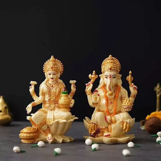 Lord Ganesha: గణపతిని లక్ష్మీ దేవితో కలిపి ఎందుకు పూజించాలి? Lord Ganesha: గణపతిని లక్ష్మీ దేవితో కలిపి ఎందుకు పూజించాలి?