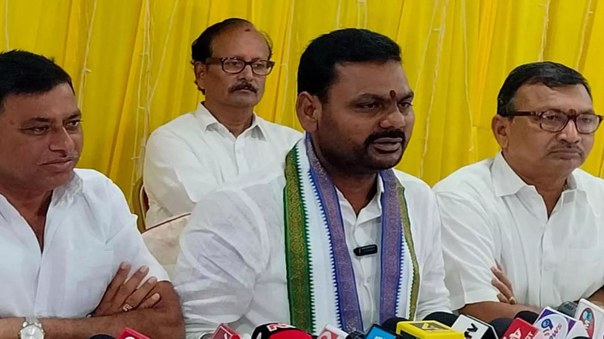 YSRCP TILAK : వ్యవసాయ శాఖలో జరుగుతున్న అవినీతిపై దర్యాప్తు చేపట్టాలి YSRCP TILAK : వ్యవసాయ శాఖలో జరుగుతున్న అవినీతిపై దర్యాప్తు చేపట్టాలి